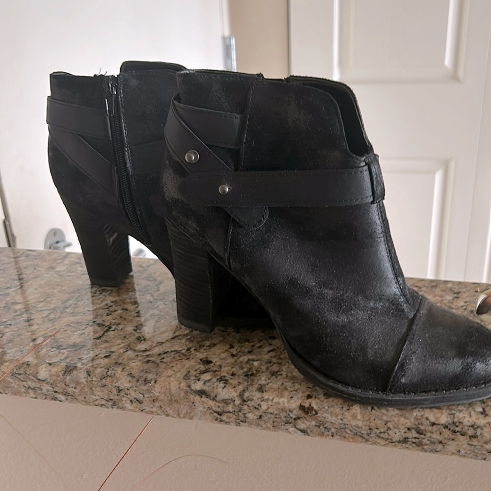 Black textured ankle boots